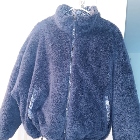 American Eagle Blue Paisley Reversible Cropped Puffer Jacket ,Large - Picture 3 of 3